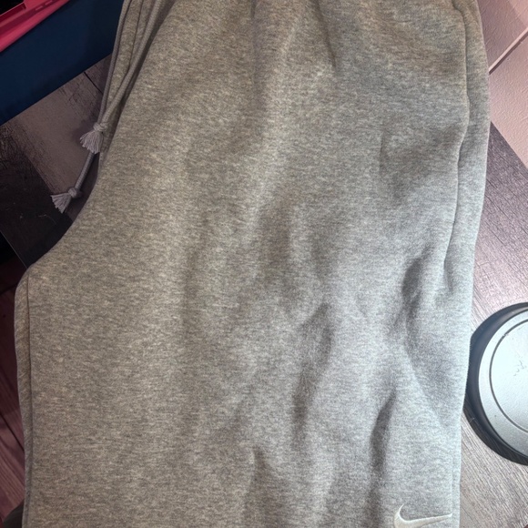 Small oversized Women’s Nike sweatpants - Picture 4 of 4